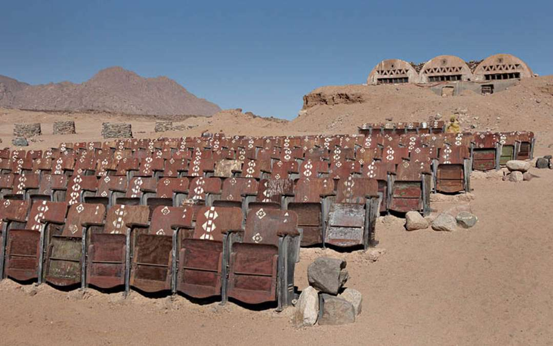 Illustration for article titled Abandoned Movie Theater Untouched by Time
